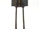 un gros plan d'une sculpture représentant deux visages, posée sur un socle