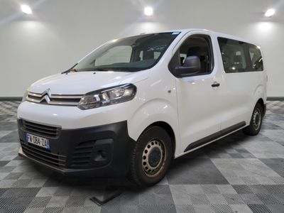 la camionnette blanche est garée sur le sol en damier d'une pièce