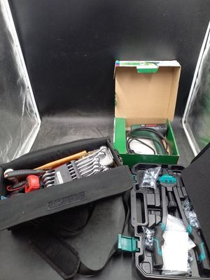 une boîte contenant des outils posée sur le sol