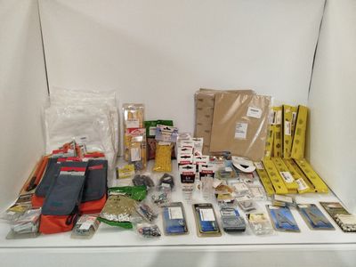 un grand nombre d'objets posés sur une table