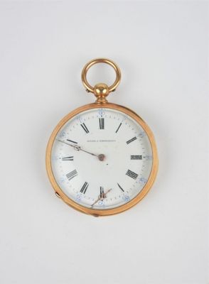 une montre de poche en or avec des chiffres romains sur le cadran