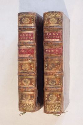 deux vieux livres posés sur une table