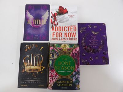 quatre livres posés les uns à côté des autres sur une table blanche