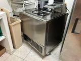 une cuisine équipée d'une cuisinière et d'un réfrigérateur