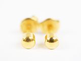 une paire de boucles d'oreilles en or sur fond blanc