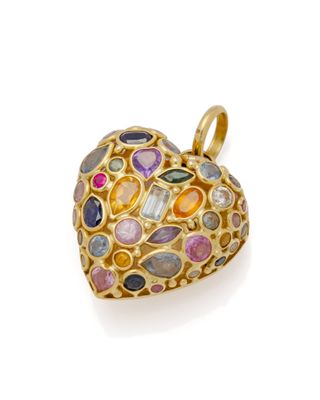 un gros plan sur un pendentif en forme de cœur orné de pierres multicolores