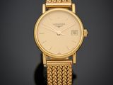 une montre en or avec un cadran blanc et un bracelet en or