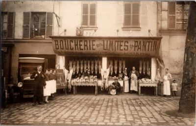 un groupe de personnes debout devant un magasin