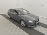 une image d'une voiture garée dans un garage