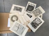 une boîte remplie de vieux livres posée par terre