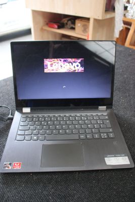 un ordinateur portable posé sur une table