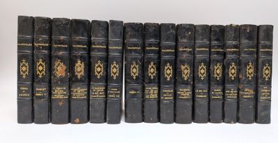 six vieux livres sont alignés sur une surface blanche