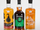 trois bouteilles d'alcools différents posées les unes à côté des autres