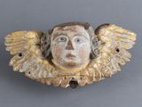 une petite statue représentant un ange avec des ailes sur la tête
