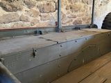 un vieux camion militaire équipé d'un plateau métallique à l'arrière