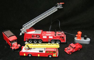 un camion de pompiers miniature, un vrai camion de pompiers et une bouche d'incendie