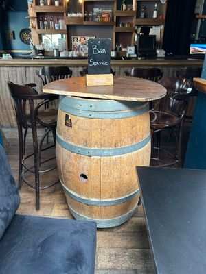 un bar avec un tonneau en bois posé sur la table