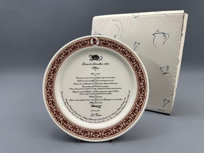 l'assiette est posée devant une boîte sur laquelle figure un dessin