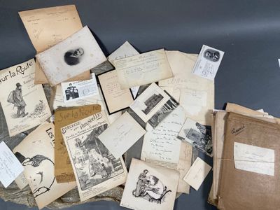 une pile de vieux papiers et de vieilles photos posée sur une table