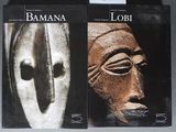 deux livres posés sur une table, avec l'image d'un visage et d'un masque