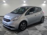 la voiture argentée est garée sur un sol en damier dans le garage