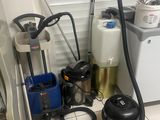 une photo d'une pièce avec un aspirateur et d'autres équipements de nettoyage