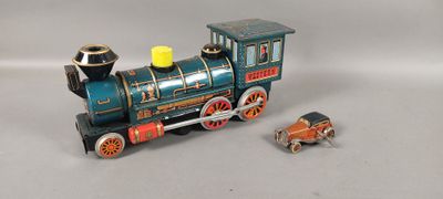un petit train posé à côté d'un petit cheval