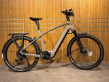 une photo d'un vélo garé dans un garage