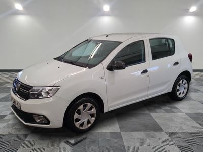 la photo d'une voiture blanche garée dans un garage