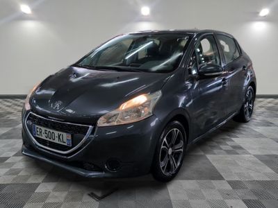 la photo d'une voiture noire garée dans un garage