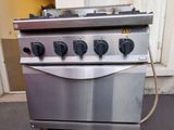 une photo d'une cuisinière équipée de quatre feux
