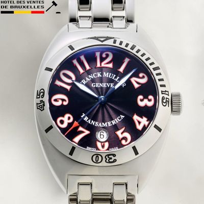 gros plan d'une montre sur une surface blanche