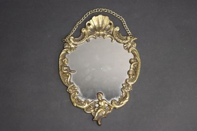 un miroir accroché au mur, entouré d'une chaîne