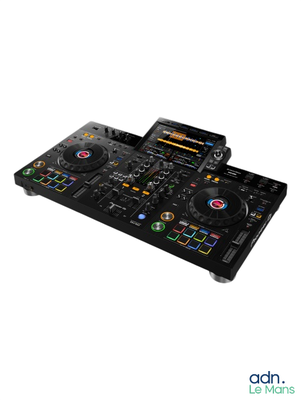 un gros plan d'un contrôleur de DJ sur fond blanc