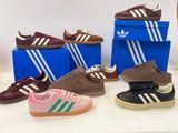 Plusieurs paires de baskets adidas sont exposées dans un magasin