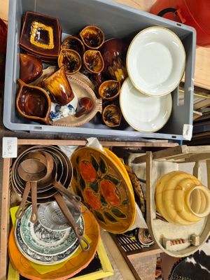 une boîte contenant de nombreux types d'assiettes et de bols différents