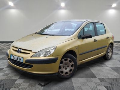La voiture jaune est garée dans le garage, sur le sol à damier.