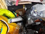 un tas d'objets divers dans un bac posé par terre
