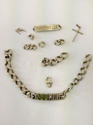 Lot comprenant deux gourmettes en argent accidentées, un fer…