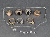 tout un tas de bagues et de chaînes de toutes sortes posées sur une table