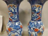 paire de vases bleus et blancs posés sur une table