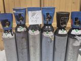 plusieurs types de bouteilles de gaz propane alignées sur une table