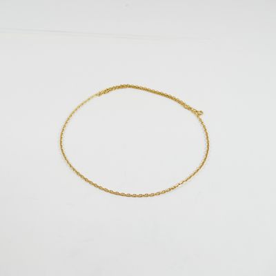 un bracelet en chaîne d'or à chaîne unique sur fond blanc