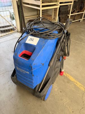 une machine bleue et noire posée sur un sol en béton