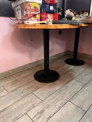 une table sur laquelle il y a beaucoup de plats