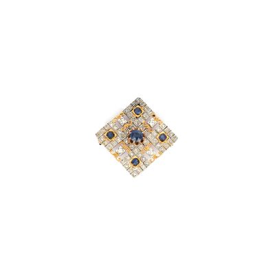 gros plan d'une bague en diamant et saphir sur fond blanc