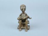 figurine en bronze représentant un enfant assis sur une chaise, tenant un chat dans ses bras
