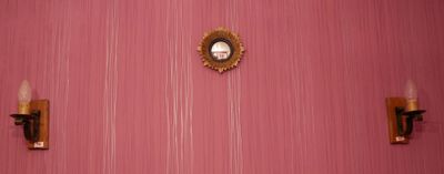une horloge accrochée au mur d'une chambre rose