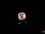 un diamant rose sur fond noir