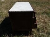 un bureau au plateau en marbre au milieu d'un champ verdoyant